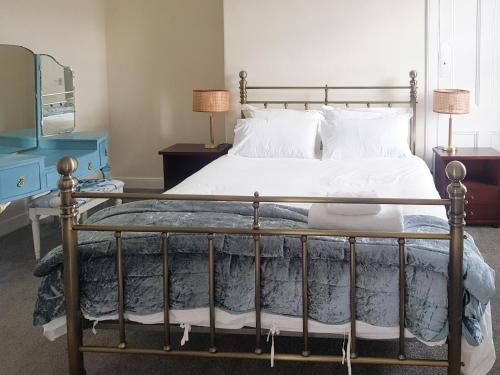 um quarto com uma cama com lençóis brancos e almofadas em Number Twenty-nine em Berwick-Upon-Tweed