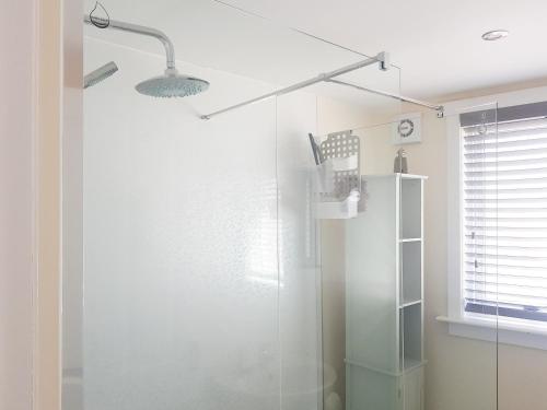 um chuveiro com uma porta de vidro na casa de banho em Number Twenty-nine em Berwick-Upon-Tweed