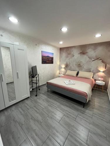 - une chambre avec un lit et un mur en pierre dans l'établissement Amuri di Casa Catania, à Catane