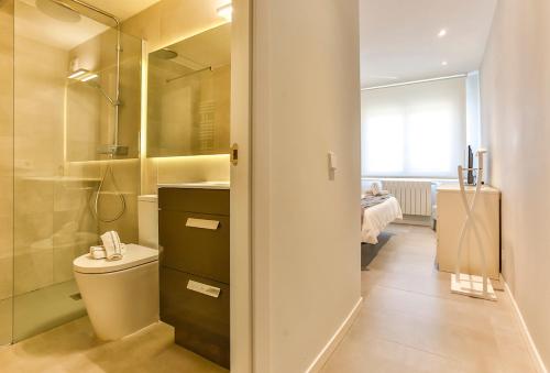 een badkamer met een toilet, een douche en een wastafel bij MAGNÍFICO APARTAMENTO - primera línea de mar in Calafell