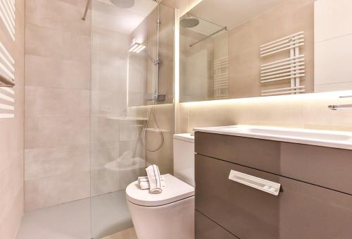 a bathroom with a toilet and a sink and a shower at MAGNÍFICO APARTAMENTO - primera línea de mar in Calafell