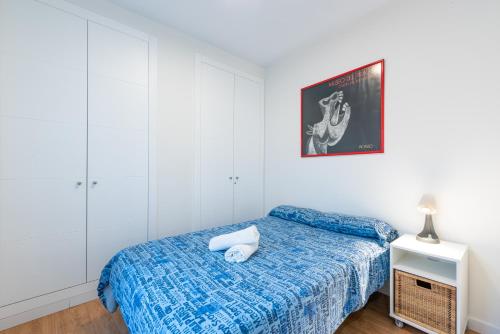a bedroom with a bed and a picture on the wall at Plaza del Teatro in Málaga