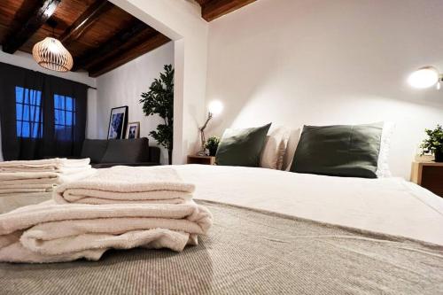 1 dormitorio con 1 cama con toallas en Ventana al Cielo de Cudillero by Batuecas, en Cudillero
