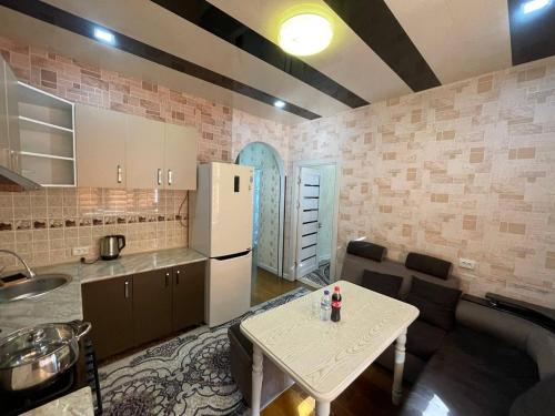 Een keuken of kitchenette bij Comfortable apartments complex at Nova Garden near Disney Land