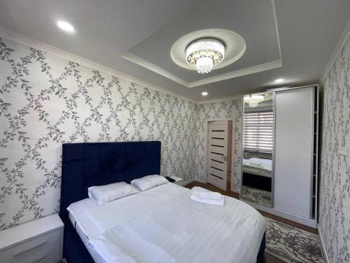 Een bed of bedden in een kamer bij Comfortable apartments complex at Nova Garden near Disney Land