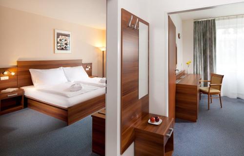 Hotel Frymburk في فريمبورك: غرفة في الفندق مع سرير ومكتب