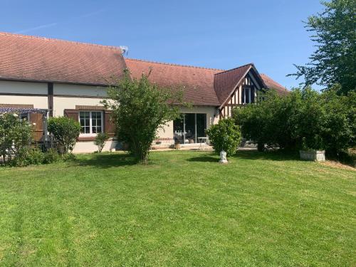 une maison avec une grande cour devant elle dans l'établissement Le Margouillat, à Chavigny-Bailleul