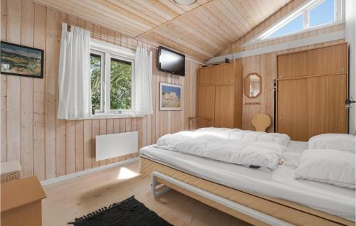 - une chambre avec 2 lits et une fenêtre dans l'établissement Pet Friendly Home In Vestervig With Sauna, à Vestervig