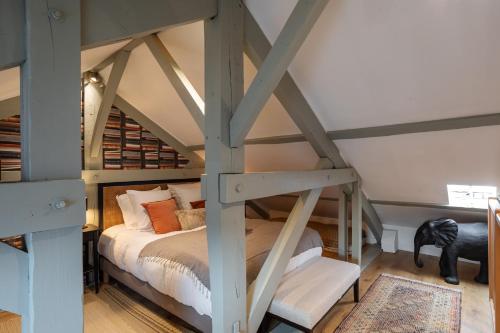 une chambre avec un lit superposé avec une échelle dans l'établissement Suite Or - Appt 3 chambres au coeur du centre historique de Rennes, à Rennes