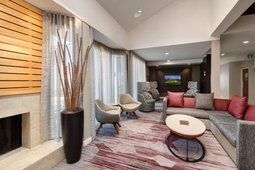 Coin salon dans l'établissement Courtyard by Marriott Augusta