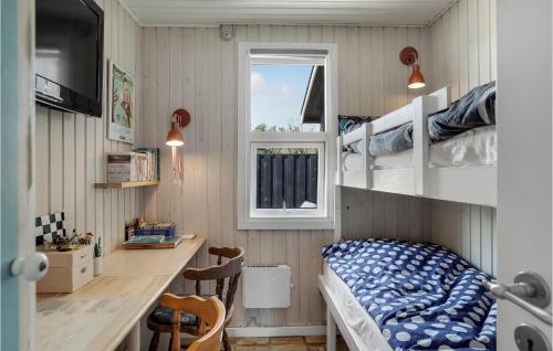 ロッケンにあるCozy Home In Lkken With Kitchenの小さなベッドルーム(ベッド1台、デスク付)
