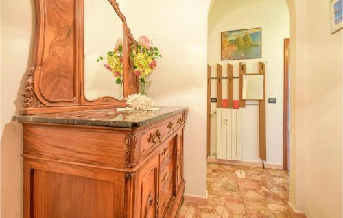 uma cómoda de madeira com um espelho em cima em Gorgeous Apartment In Borghetto Santo Spirit With Wifi em Borghetto Santo Spirito