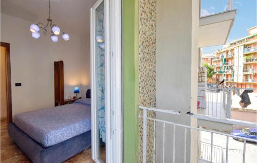 um quarto com uma cama e uma varanda em Gorgeous Apartment In Borghetto Santo Spirit With Wifi em Borghetto Santo Spirito