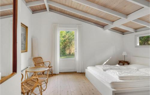 Schlafzimmer mit einem Bett, einem Tisch und Stühlen in der Unterkunft Lovely Home In Hornbk With Wifi in Hornbæk