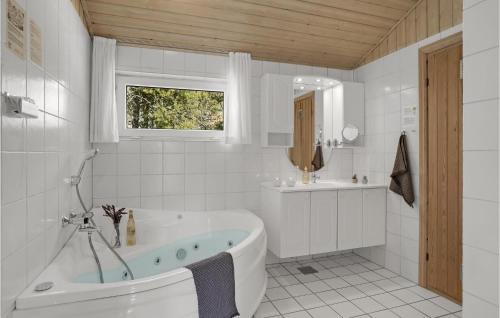 Koupelna v ubytování Cozy Home In lbk With Sauna