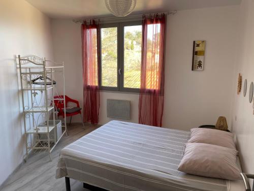 - une chambre avec un lit, une fenêtre et une échelle dans l'établissement L’escapade, à Catllar