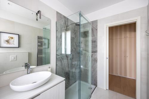 a bathroom with a sink and a glass shower at [BOCCONI] Elegante Appartamento con WIFI in Milan