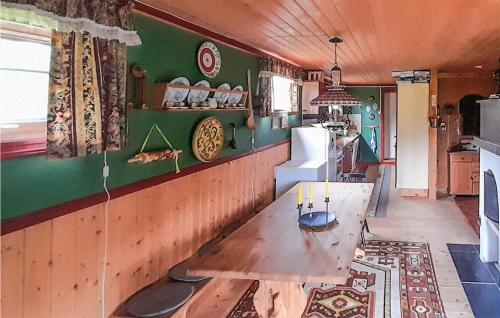 kuchnia z drewnianym stołem w pokoju w obiekcie 5 Bedroom Cozy Home In Lifjell w mieście Lifjell