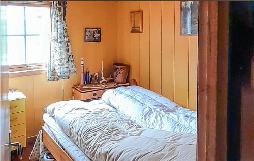 sypialnia z łóżkiem, komodą i oknem w obiekcie 5 Bedroom Cozy Home In Lifjell w mieście Lifjell