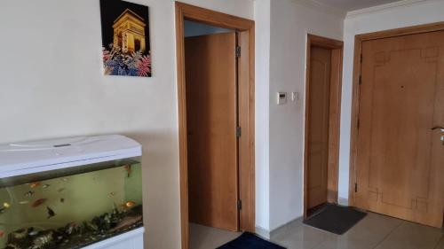 um quarto com um aquário ao lado de uma porta em PRIVATE ROOM IN AL QUSAIS 1 em Dubai