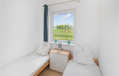 Ένα ή περισσότερα κρεβάτια σε δωμάτιο στο Amazing Home In Jaroslawiec With House A Panoramic View