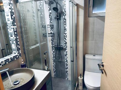Un baño con ducha, lavabo e inodoro. en To Steki 1min From Beach 2bd 1ba, en Panormos Rethymno