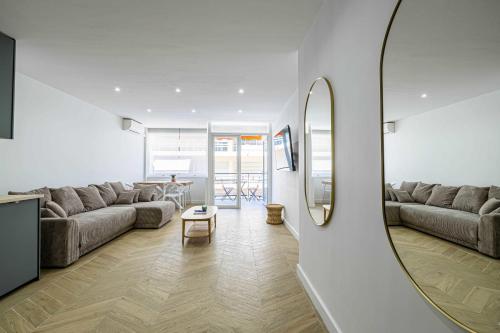 un salon avec un canapé et un miroir dans l'établissement Cozy renovated apartment - close to Martinez Hotel, à Cannes