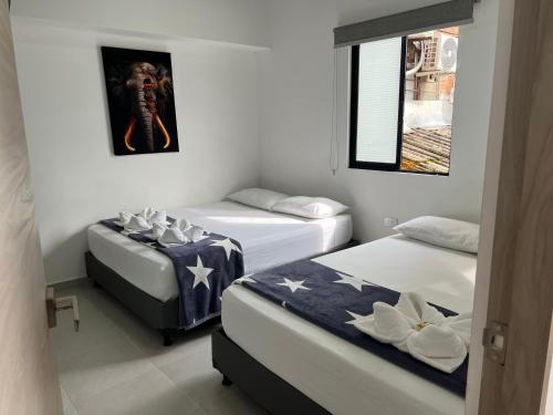 Postel nebo postele na pokoji v ubytování HOTEL BLUE GUATAPE