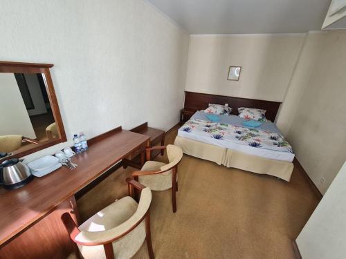 - une chambre avec un lit, une table et des chaises dans l'établissement 10Q - Z6 Apartment 306, à Varsovie