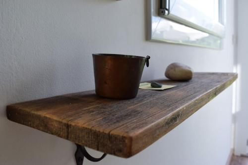 une table en bois avec un seau au-dessus dans l'établissement Open space Villa Miani, à Silea