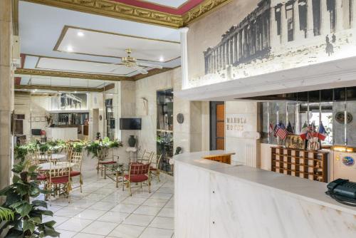 een lobby van een restaurant met een tafel en stoelen bij Marble House in Athene