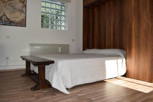 uma cama com uma mesa de madeira num quarto em Open space Villa Miani em Silea