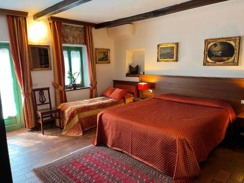 a hotel room with two beds and a couch at Casa Violetta B&B in Agrate Conturbia