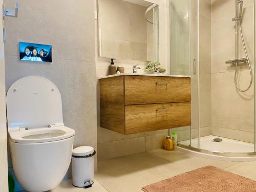W łazience znajduje się biała toaleta i prysznic. w obiekcie Evadări Urbane, 2 en-suite studios, Cazino, Mamaia w Mamai