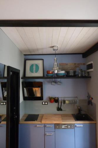 Una cocina o cocineta en We Collect Umbrellas