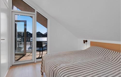 um quarto com uma cama e uma grande janela em Kysthusene em Engvang