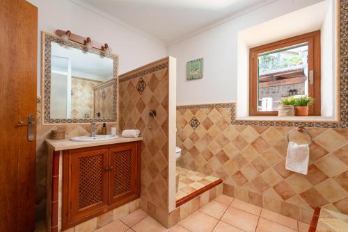 une salle de bain avec une douche, un lavabo et un miroir dans l'établissement Bona Vista with mountain views by BeBreeze, à Pollença