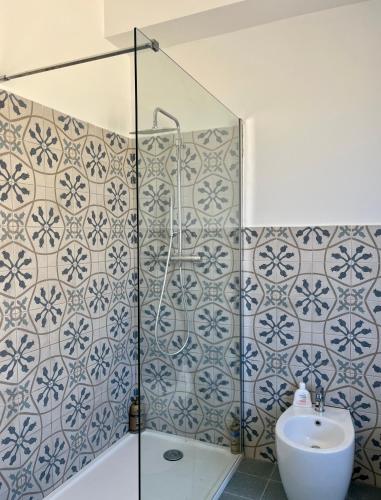 een badkamer met een douche en een wastafel bij Testa tra le Nuvole in Novi Ligure