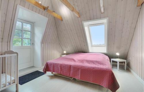 ein Schlafzimmer mit einem rosa Bett im Dachgeschoss in der Unterkunft Awesome Home In Sydals With Wifi in Vollerup