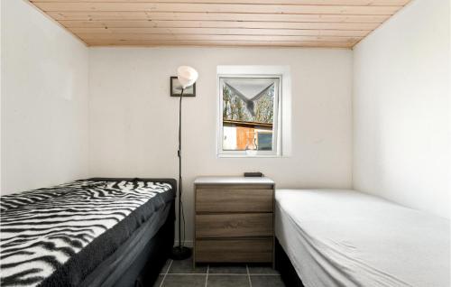 een slaapkamer met 2 bedden en een raam bij 2 Bedroom Nice Home In Bedsted Thy in Bedsted Thy