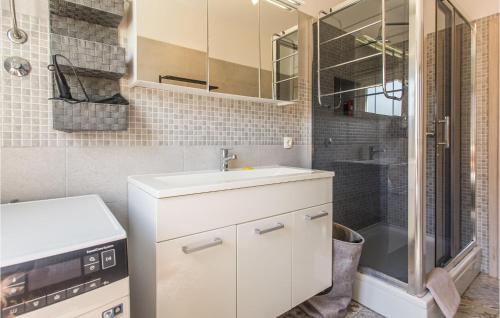 un piccolo bagno con lavandino e doccia di Awesome Apartment In Kastel Kambelovac With Wifi a Kaštela (Castelli)