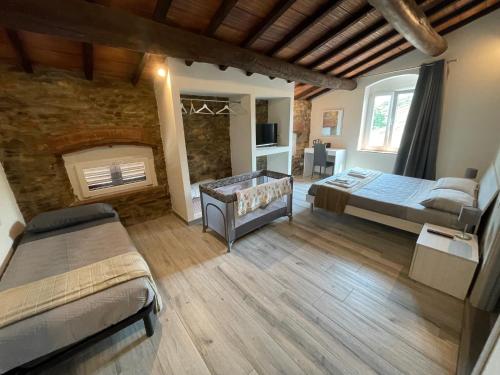 um quarto amplo com 2 camas e uma lareira em Rent room Iacopo em Capannori