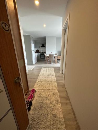 a hallway leading to a living room and a kitchen at ima Apartmanı in Trabzon