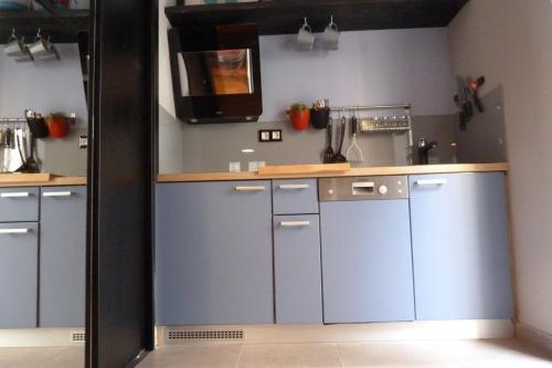 Una cocina o cocineta en We Collect Umbrellas