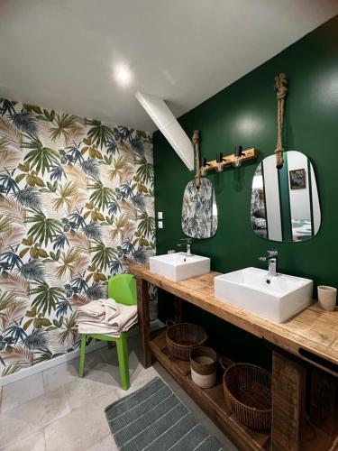 baño con 2 lavabos y pared verde en Le Cèdre 1830 Maison d'hôtes de charme en Saint-Féliu-dʼAvall