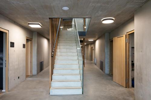 un escalier dans un bâtiment de bureau avec une rampe en verre dans l'établissement Living Rain, à Rain