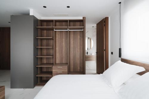 a bedroom with a large bed and a closet at RÍOS SUITES Tudela in Tudela