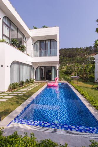 a swimming pool in the backyard of a house at Venus An Khang's villa F2-15 in Vĩnh Phúc