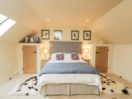 una camera da letto con un grande letto in mansarda di The Wool Barn a Warminster