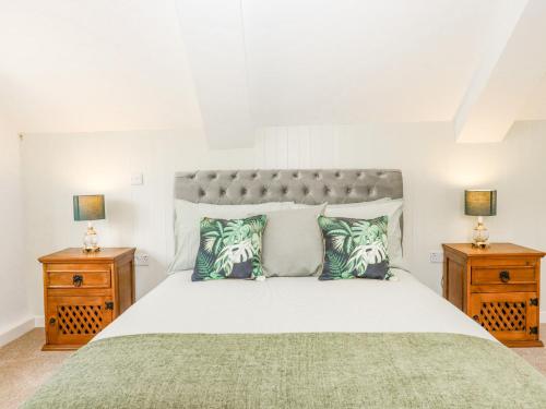 um quarto com uma cama grande e 2 mesas de cabeceira em Bunts Barn em Okehampton